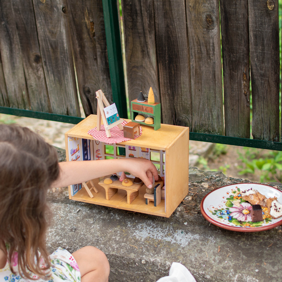 Small Magnetic Dollhouse - The Storyhouse
